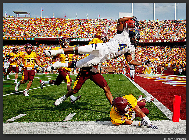photo of Jahvid Best scoring a touchdown in Minneapolis against the University of Minnesota.